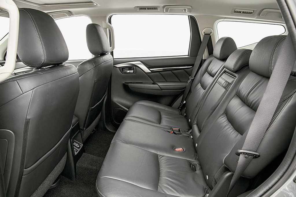 Comparativo Mitsubishi Pajero Sport x Toyota SW4 Comparativo Mitsubishi Pajero Sport x Toyota SW4