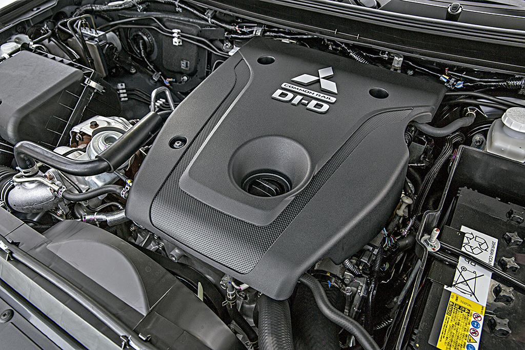 Comparativo Mitsubishi Pajero Sport x Toyota SW4 Comparativo Mitsubishi Pajero Sport x Toyota SW4