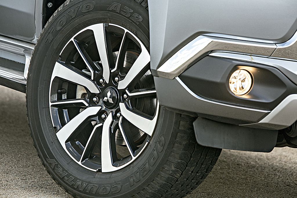 Comparativo Mitsubishi Pajero Sport x Toyota SW4 Comparativo Mitsubishi Pajero Sport x Toyota SW4