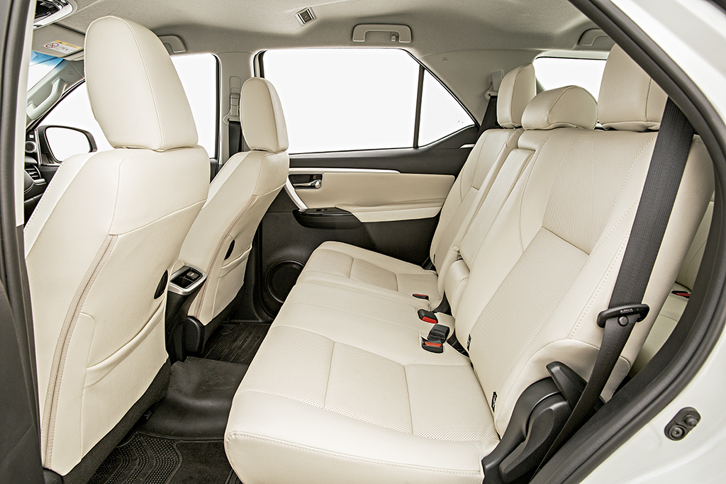 Comparativo Mitsubishi Pajero Sport x Toyota SW4 Comparativo Mitsubishi Pajero Sport x Toyota SW4