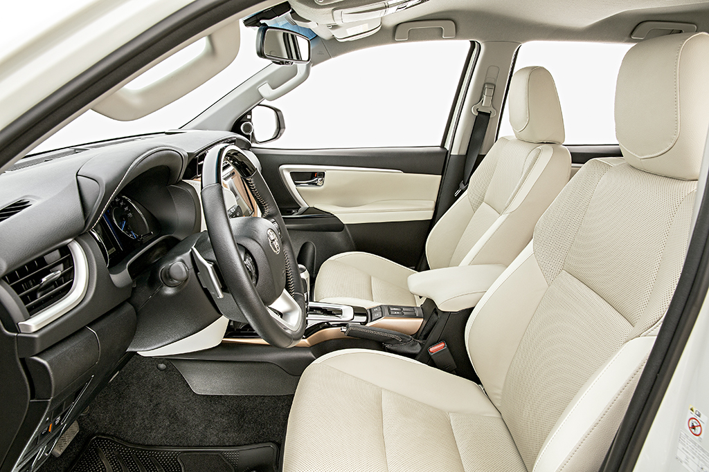 Comparativo Mitsubishi Pajero Sport x Toyota SW4 Comparativo Mitsubishi Pajero Sport x Toyota SW4