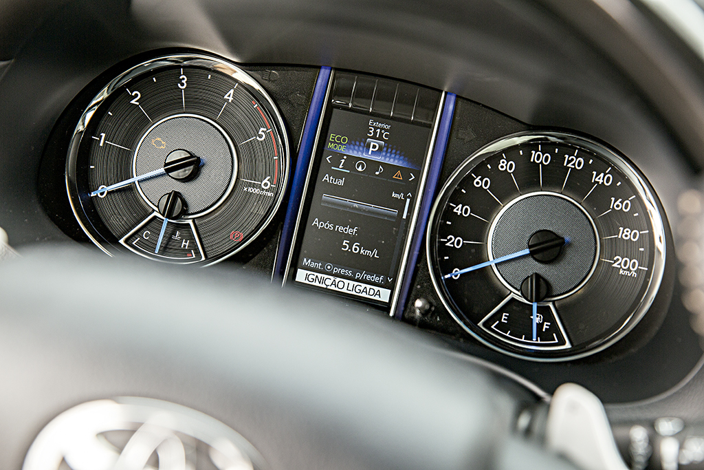 Comparativo Mitsubishi Pajero Sport x Toyota SW4 Comparativo Mitsubishi Pajero Sport x Toyota SW4