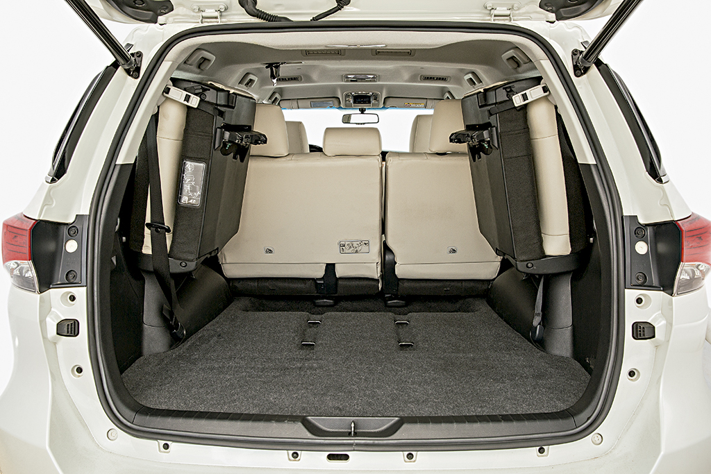 Comparativo Mitsubishi Pajero Sport x Toyota SW4 Comparativo Mitsubishi Pajero Sport x Toyota SW4