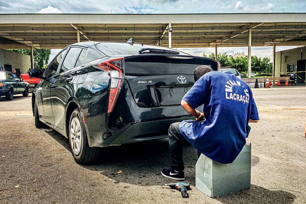 Longa Duração: Toyota Prius sai de reparo com lacre da placa rompido