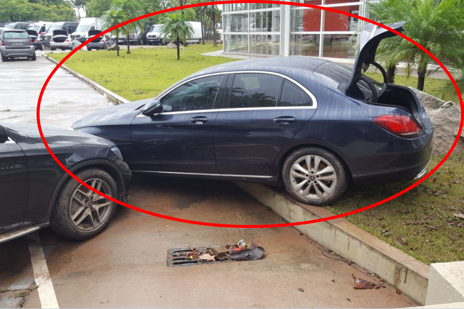 Mercedes-Benz C 200 em enchente Mercedes-Benz C 200 em enchente