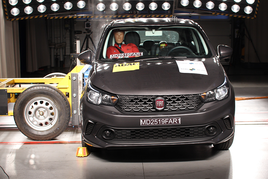 Fiat Cronos Latin NCAP No impacto lateral, o órgão observou pouco proteção para o peito