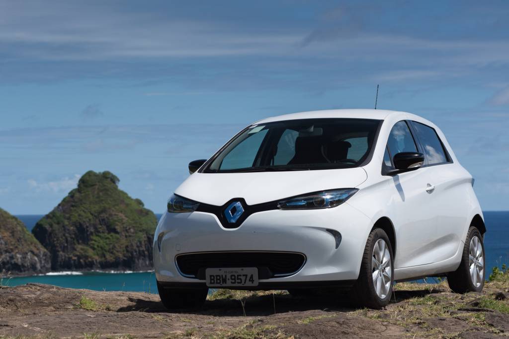 Carros elétricos usados em Noronha podem poluir mais que uma van a diesel