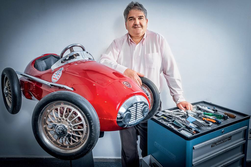 O homem que constrói carrinhos a pedal por conta própria