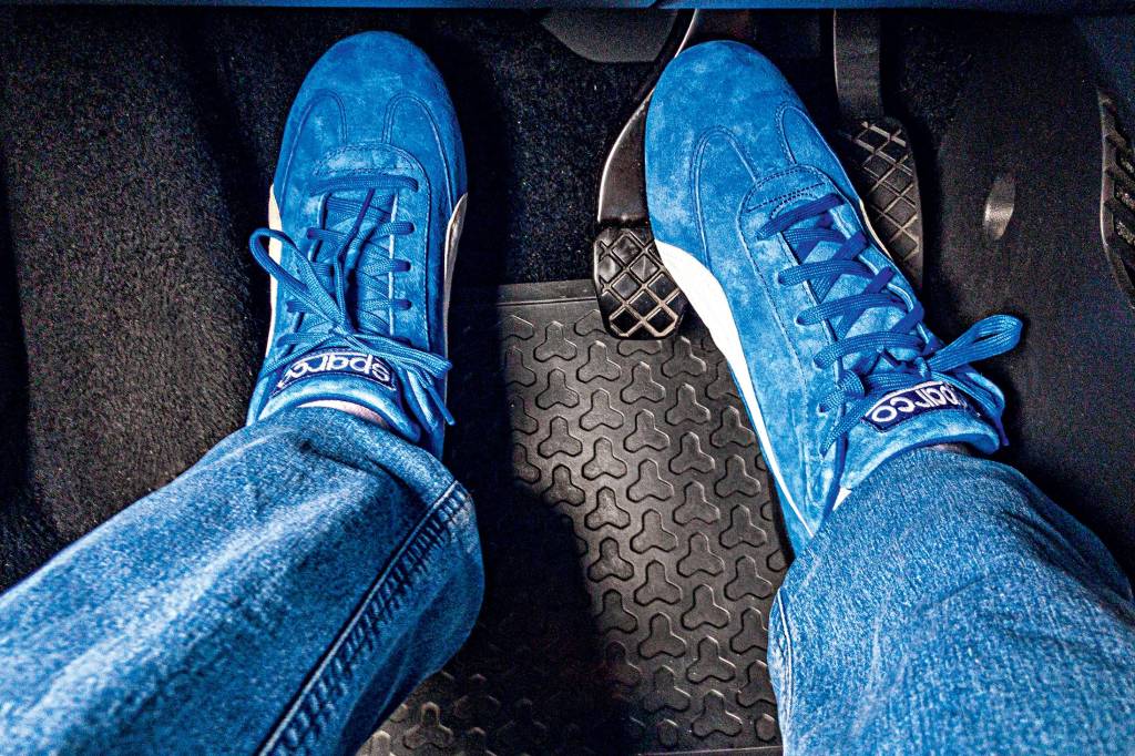 É certo pisar na embreagem para dar partida no motor do carro?