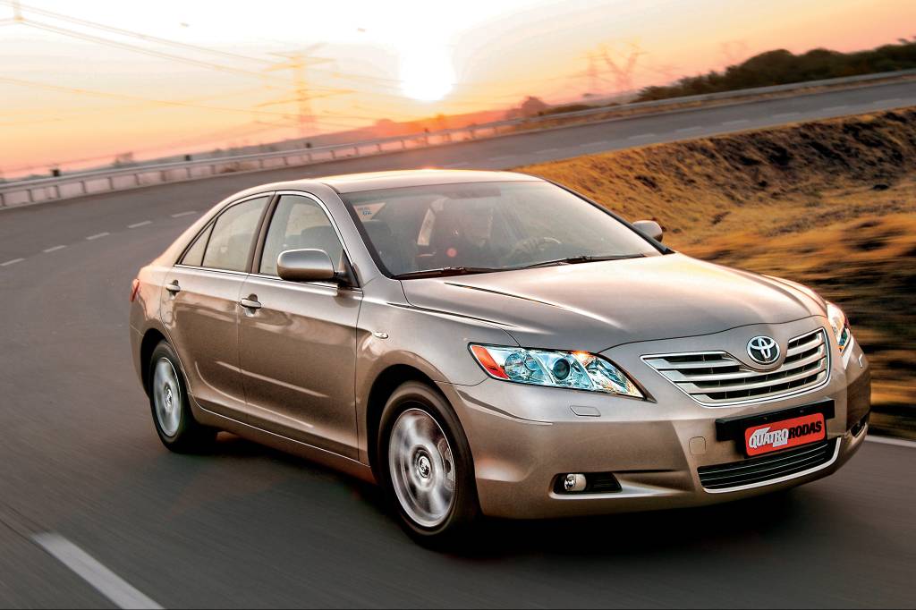 Camry XLE V6, modelo 2006 da Toyota, testado pela revista Quatro Rodas. Camry XLE V6, modelo 2006 da Toyota, testado pela revista Quatro Rodas.
