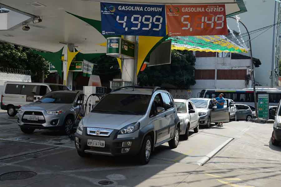 gasolina-posto-de-combustivel Tanque: com a chegada do outono, dê preferência à gasolina. Ela vai facilitar as partidas em dias frios e diminuir a necessidade de visitas ao posto