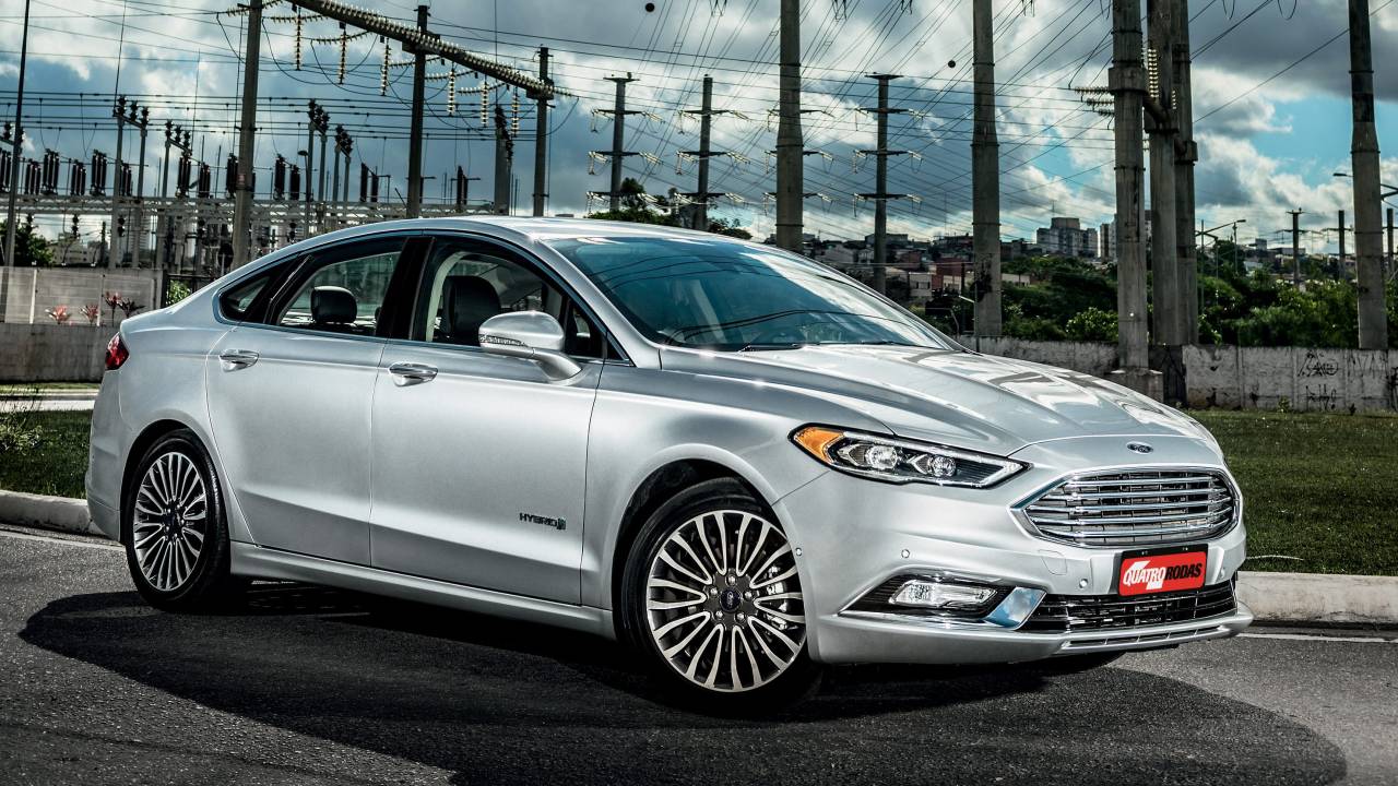 Ford Fusion cinza visto de lado