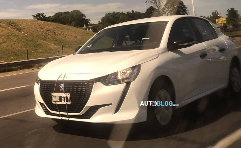 Peugeot 208 flagra 1 Peugeot 208 flagra 1