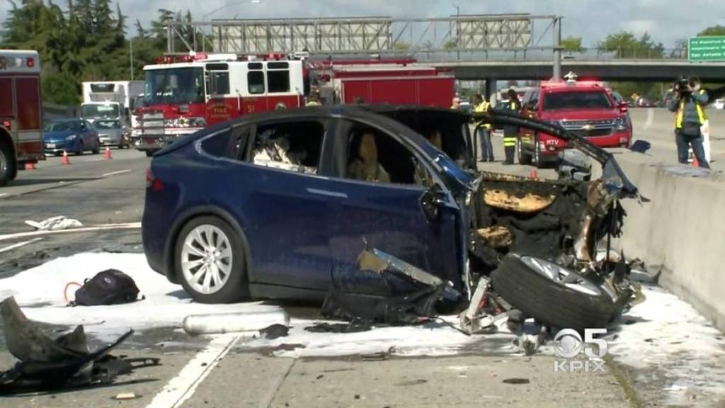 Acidente com carro da Tesla Acidente com carro da Tesla