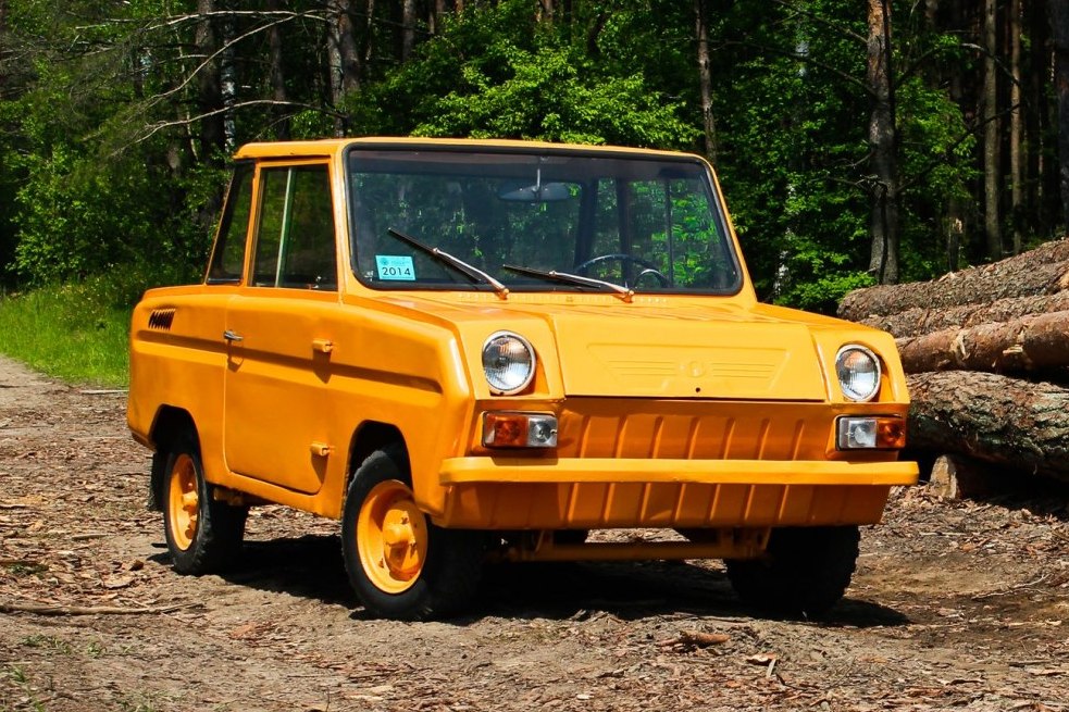 Os bizarros carros soviéticos para PcD que eram conduzidos com uma só mão