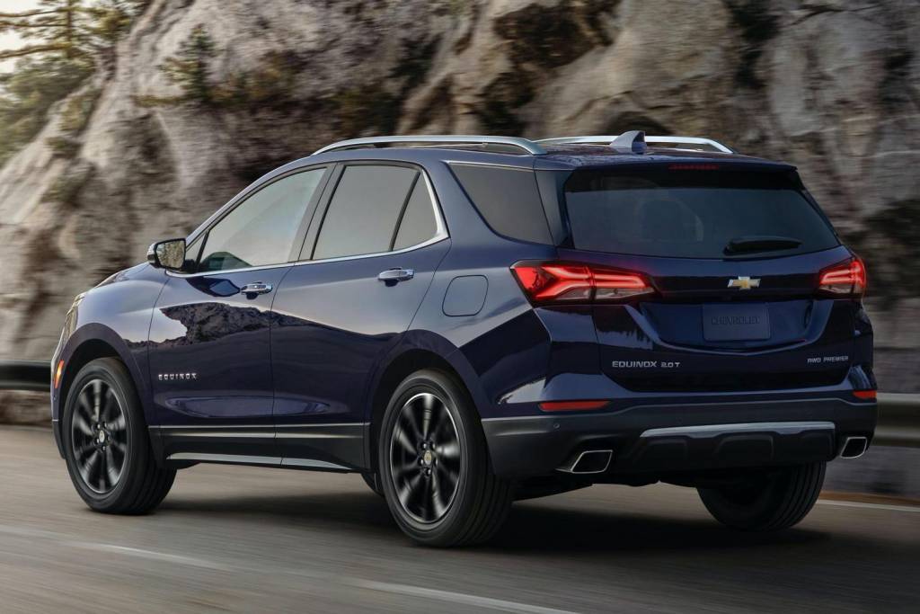2021-Chevrolet-Equinox-Premier-2 Chevrolet Equinox Premier 2 azul escuro visto 3/4 de trás