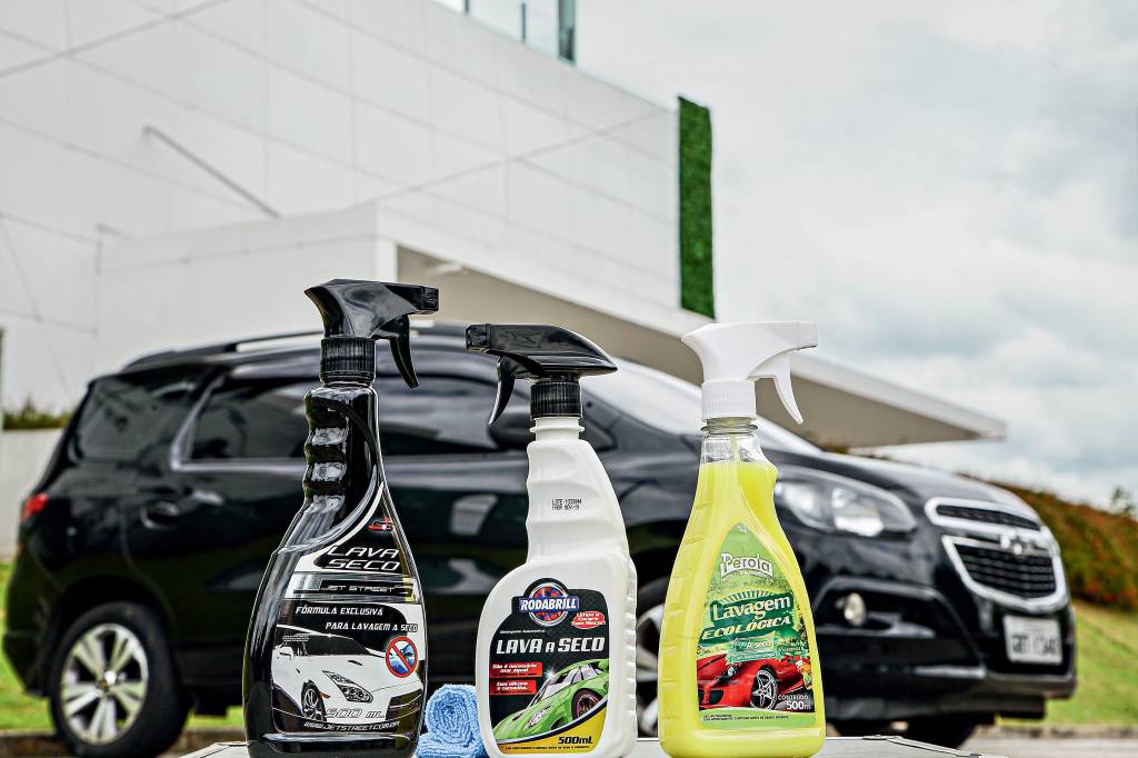 Teste do especialista: qual lava a seco deixa o seu carro brilhando mais?