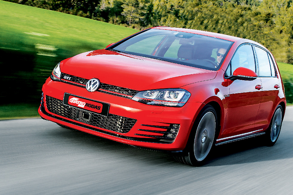 QR 644 Golf GTI 01.eps VW Golf GTI vermelho visto 3/4 de frente