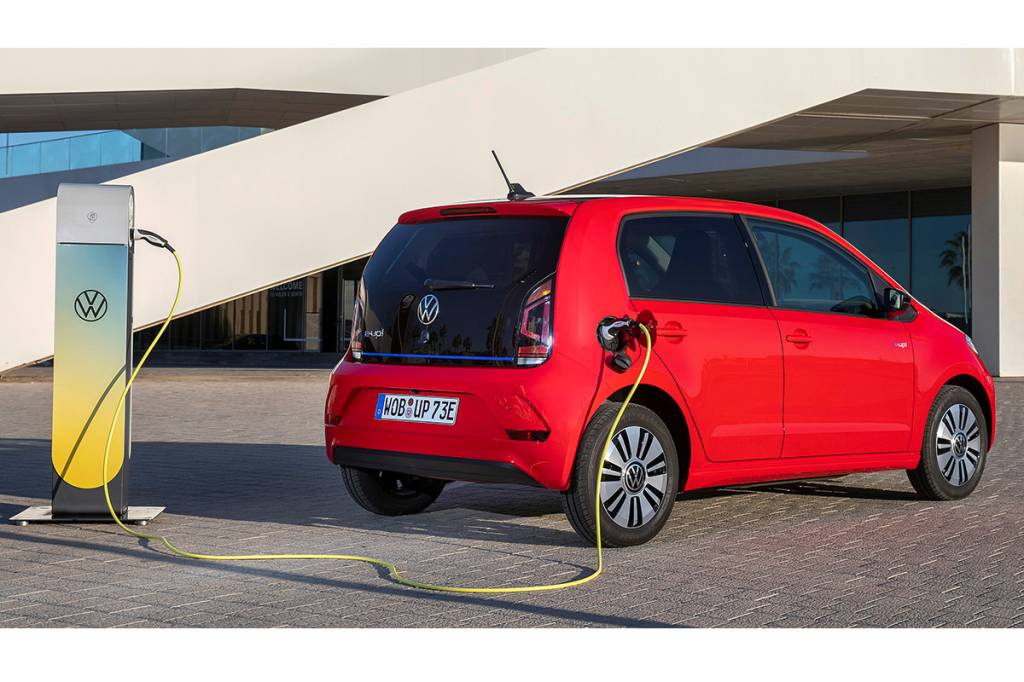 The new Volkswagen e-up! traseira do e-up vermelho