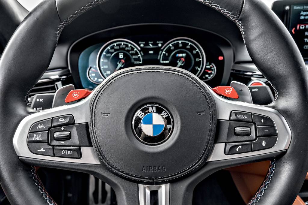 BMW M5 (volante) BMW M5 (volante)