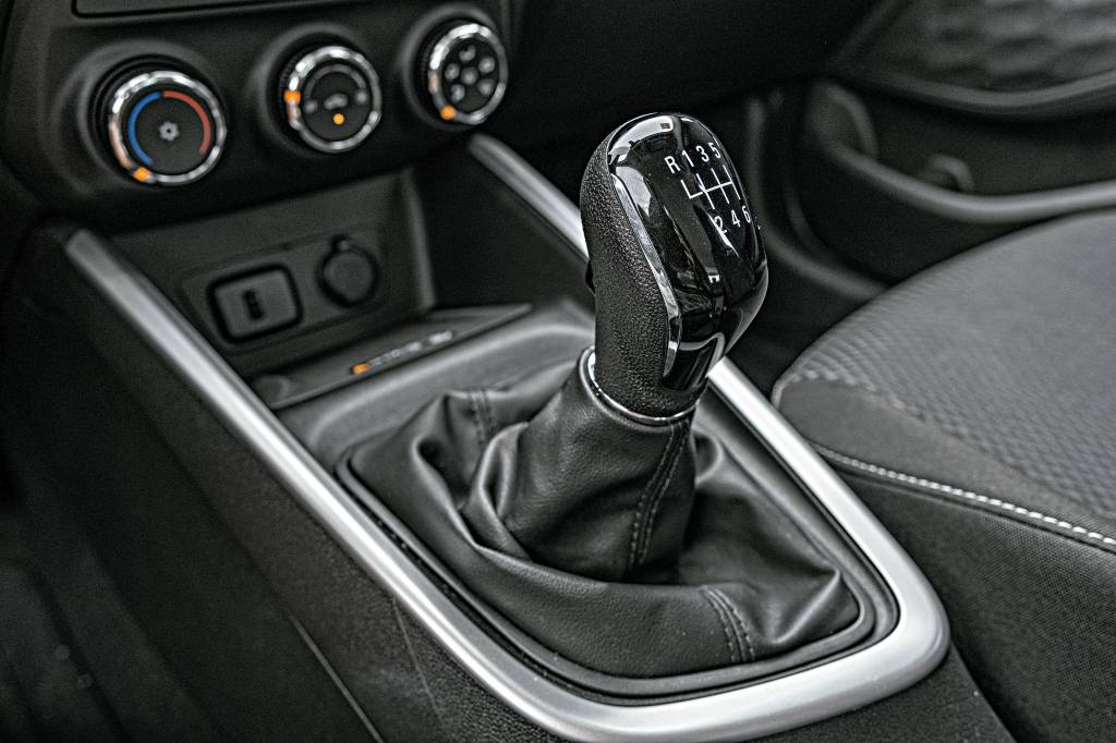 Chevrolet Onix 1.0 Turbo LTZ Manual Câmbio manual tem seis marchas para o motorista selecionar