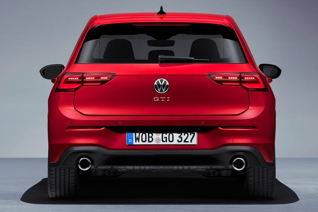 Volkswagen-Golf_GTI-2021-1024-08 VW Golf GTI vermelho visto de trás