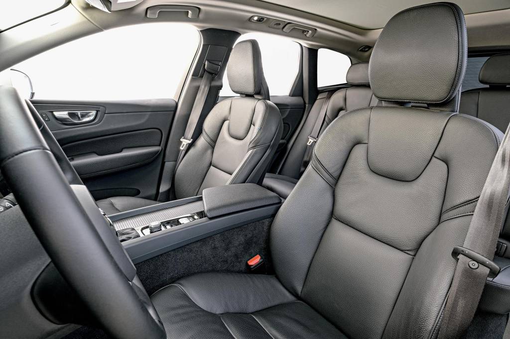 Volvo XC60 Momentum (1) Volvo XC60 Momentum (1)