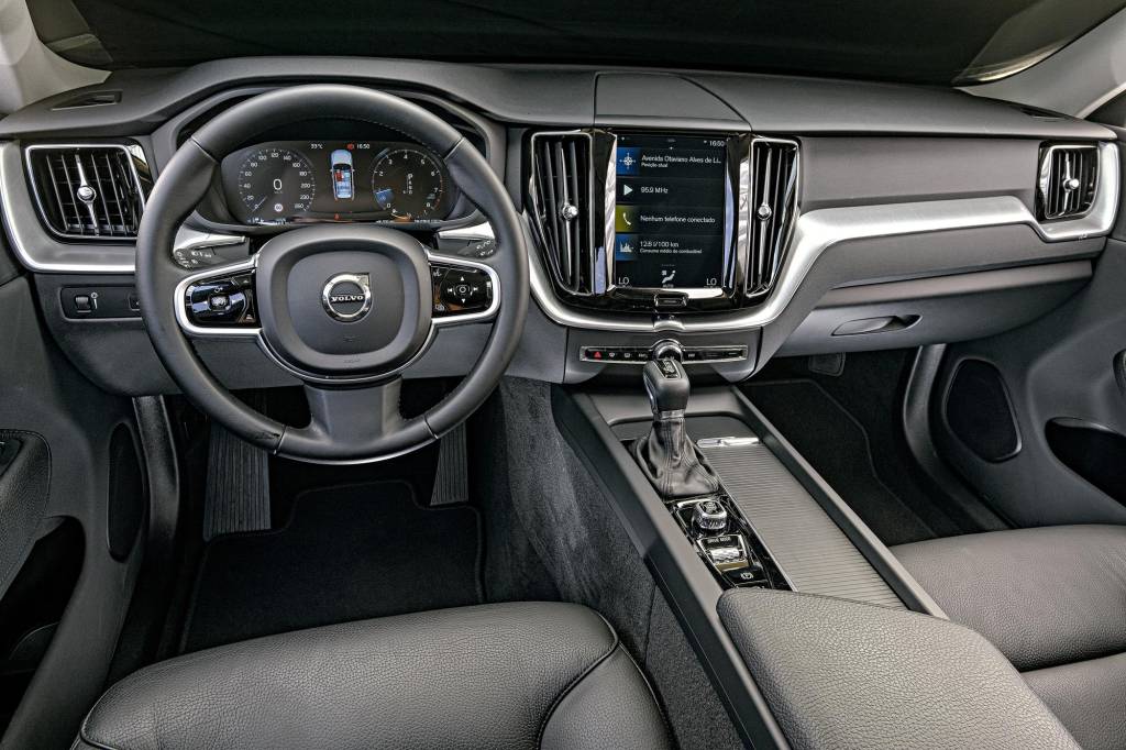 Volvo XC60 Momentum (10) Volvo XC60 Momentum (10)