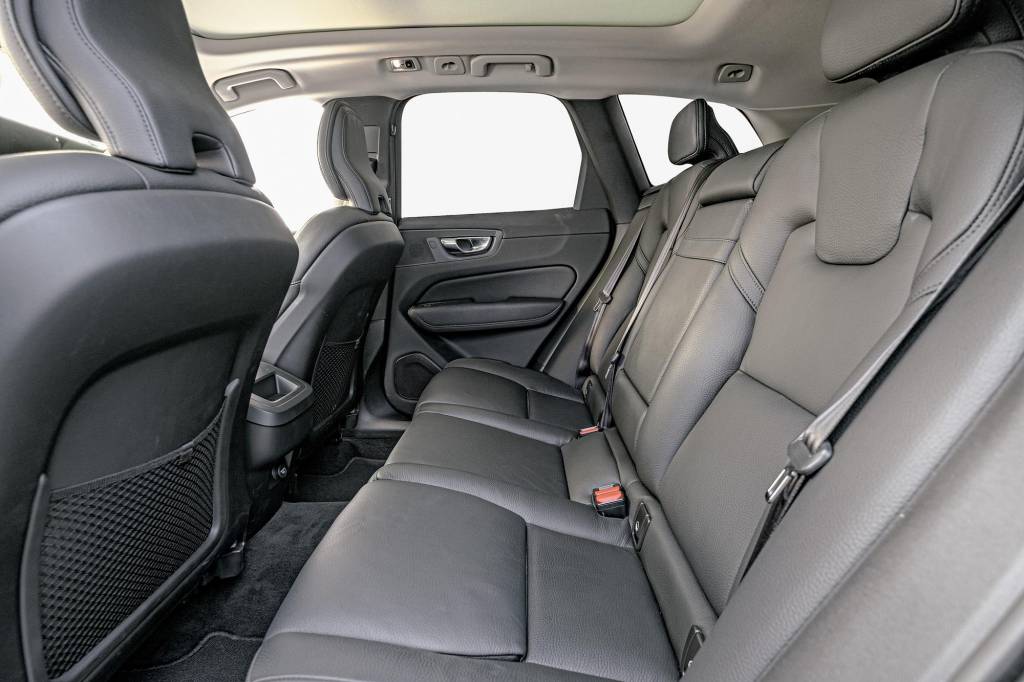 Volvo XC60 Momentum (2) Volvo XC60 Momentum (2)