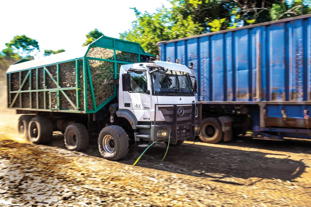 Mercedes-Benz Axor 3131 autônomo Mercedes-Benz Axor 3131 autônomo