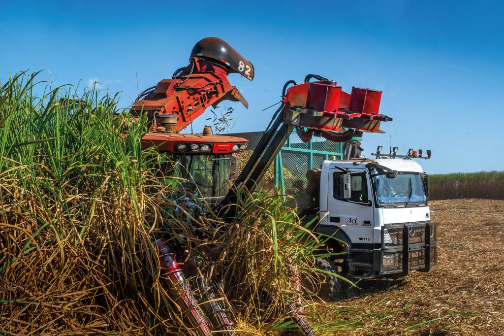 Mercedes-Benz Axor 3131 autônomo O caminhão roda em velocidade sincronizada com a colheitadeira
