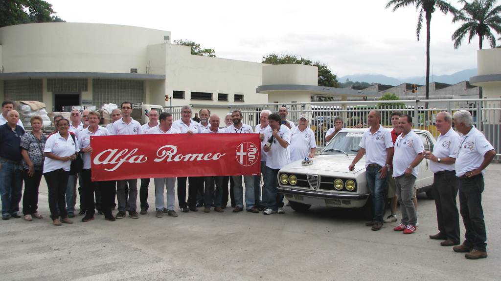 Em frente a fabrica da Alfa Romeo em Xerem Em frente a fabrica da Alfa Romeo em Xerem
