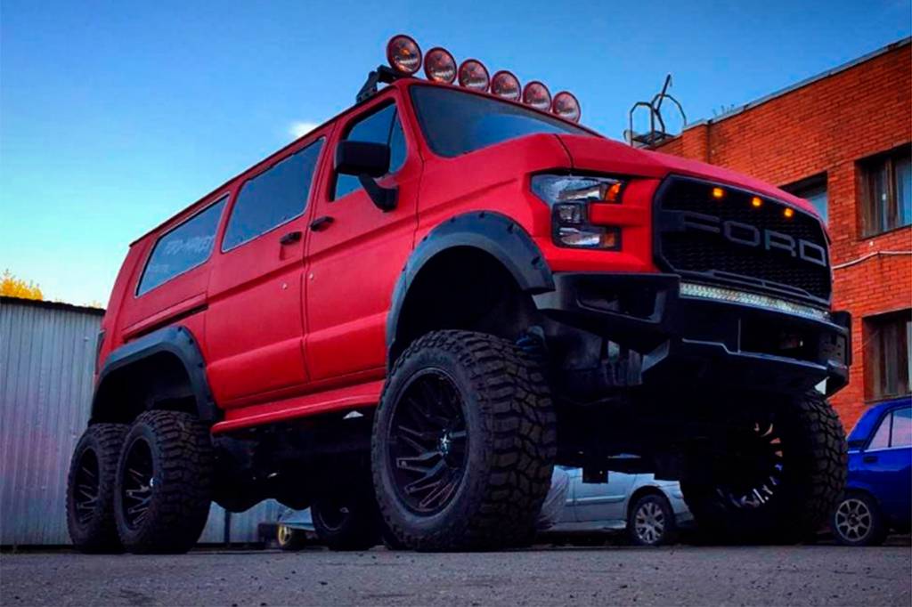 Russos fazem velha van da Ford virar uma insana F-150 Raptor de seis rodas