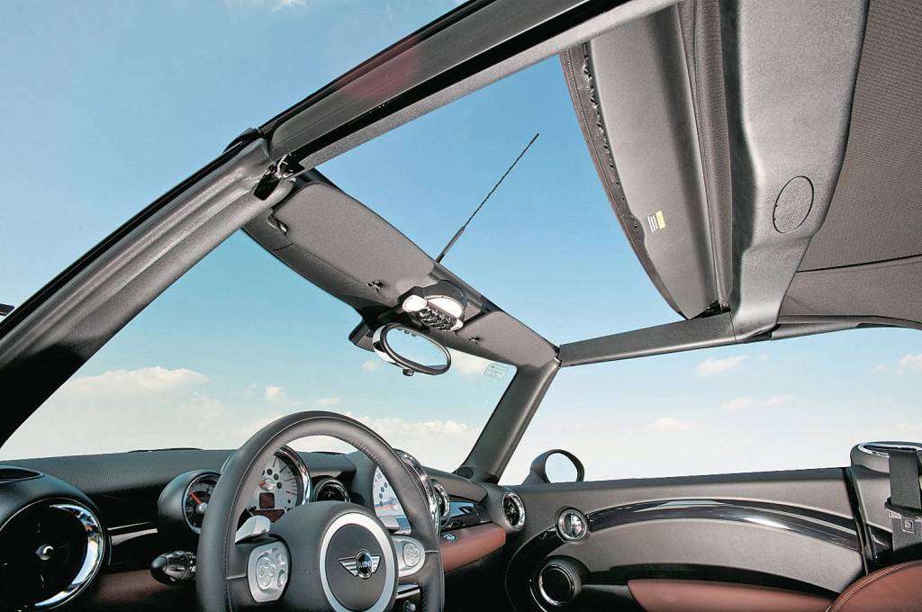 Teto-solar do Mini Cooper S Cabrio, modelo 2010, da BMW, testado pela revista Qu Teto-solar do Mini Cooper S Cabrio, modelo 2010, da BMW, testado pela revista Qu