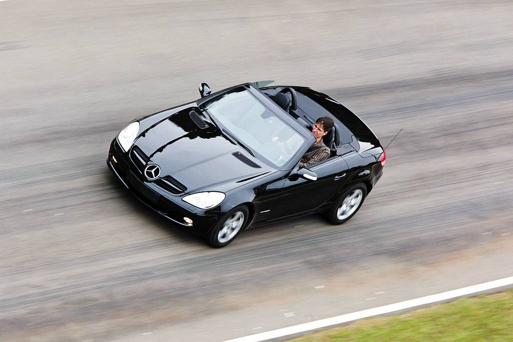 Coupé Cabriolet SLK 2000 da Mercedes testado para a revista Quatro Rodas. Coupé Cabriolet SLK 2000 da Mercedes testado para a revista Quatro Rodas.