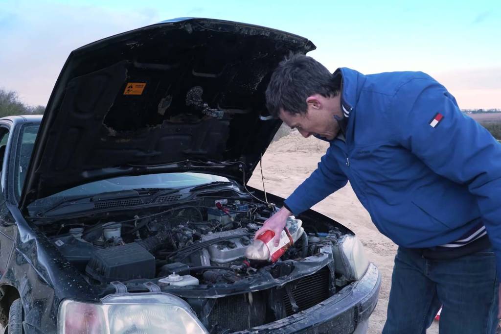 O Civic tão resistente que liga até com Mentos e Coca no lugar do óleo