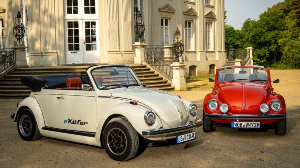 The e-Beetle and a red Beetle with boxer engine The e-Beetle and a red Beetle with boxer engine