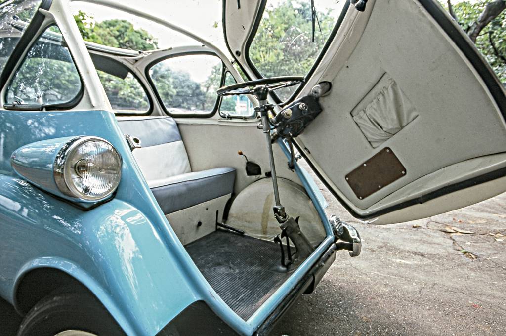 Automóvel Romi-Isetta. 2001 Romi Isetta azul visto de frente com a porta aberta