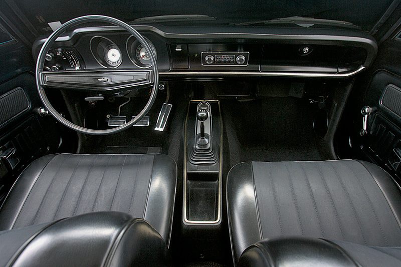 Ford Maverick 4cc GRANDES BRASILEIROS Interior do Maverick OHC quatro cilindros, ano 1975.