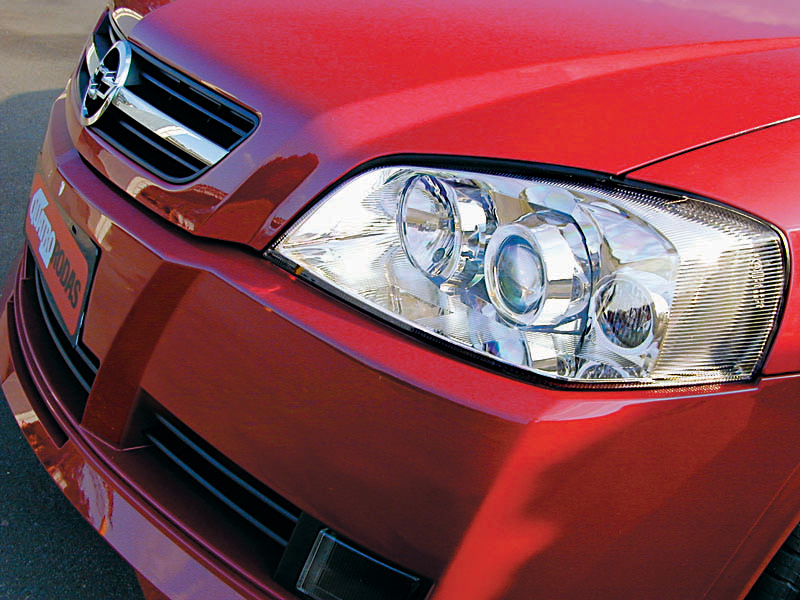 Detalhe da frente do Astra GSi, da Chevrolet, modelo 2003. Detalhe da frente do Astra GSi, da Chevrolet, modelo 2003.