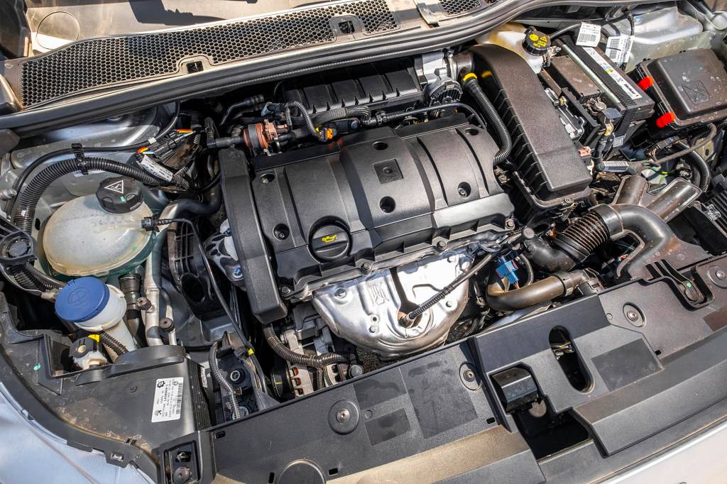 Abastecer o carro só com etanol evita pré-ignição no motor?