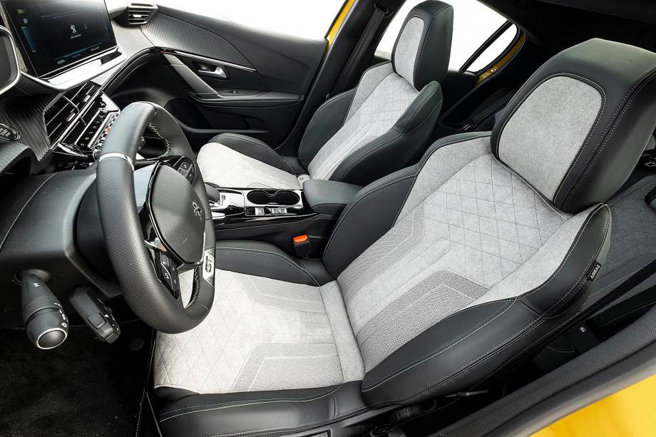 Bancos dianteiros têm formado e acabamento exclusivos Bancos dianteiros têm formado e acabamento exclusivos