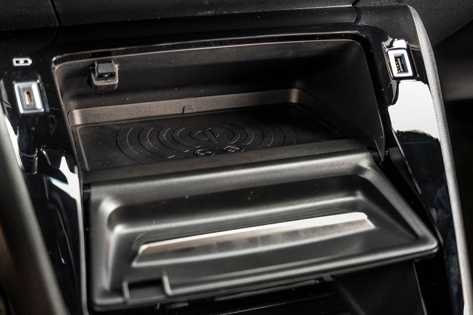 Carregador sem fio de smartphone fica dentro de porta-objetos Carregador sem fio de smartphone fica dentro de porta-objetos