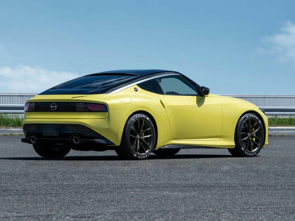 nissan-z-proto-400-z-yellow-parked-rear-1 nissan-z-proto-400-z-yellow-parked-rear-1