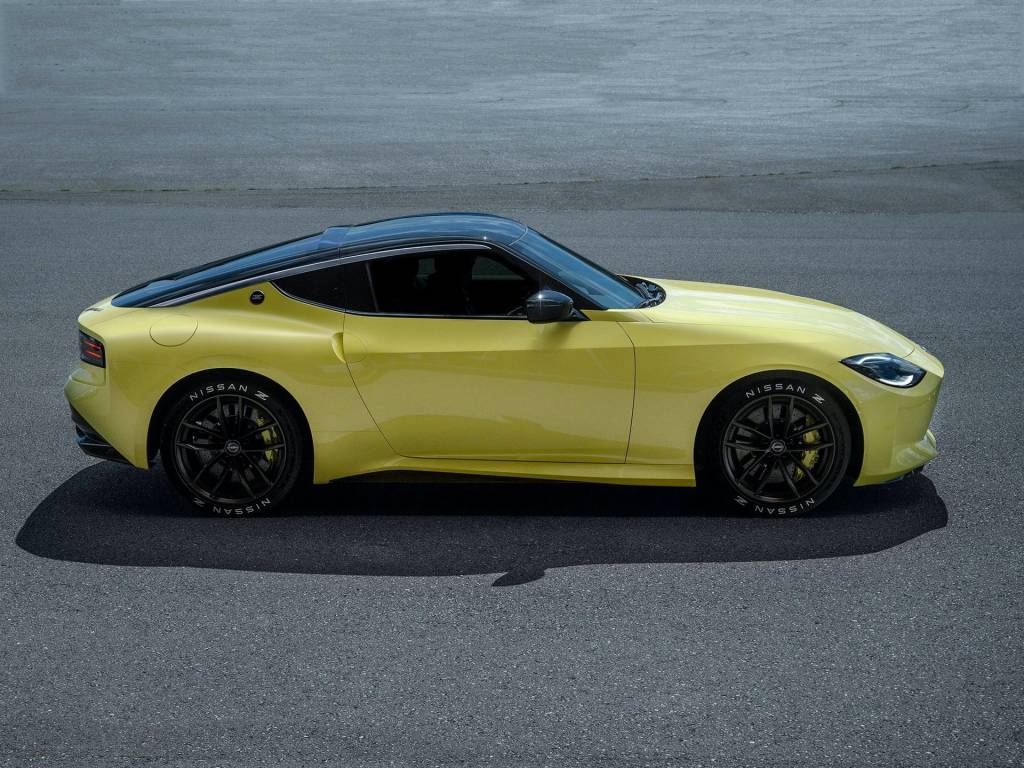 nissan-z-proto-400-z-yellow-parked-side-1 nissan-z-proto-400-z-yellow-parked-side-1