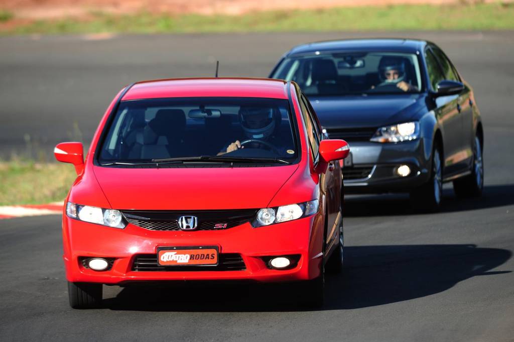 Civic SI da Honda e Jetta TSI, da Volkswagen, ambos modelos 2011 durante teste c Civic SI da Honda e Jetta TSI, da Volkswagen, ambos modelos 2011 durante teste c