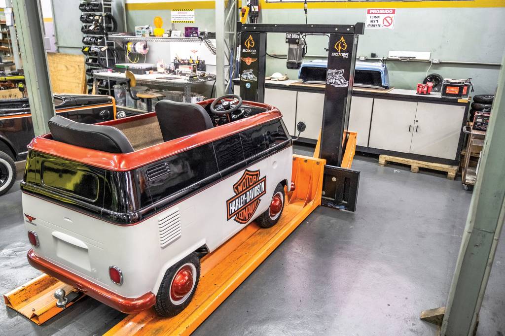 Fábrica de minicarros – Linha de montagem Fábrica de minicarros – Linha de montagem