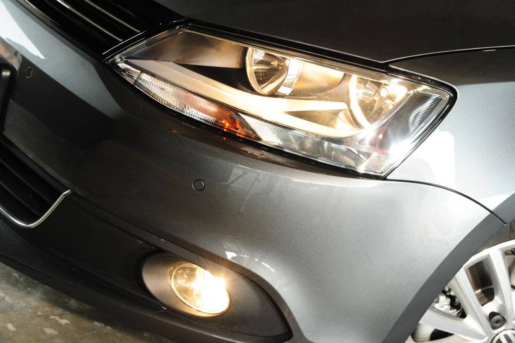 Farol do Jetta TSI, modelo 2011 da Volkswagen, durante teste comparativo da revi farol de neblina