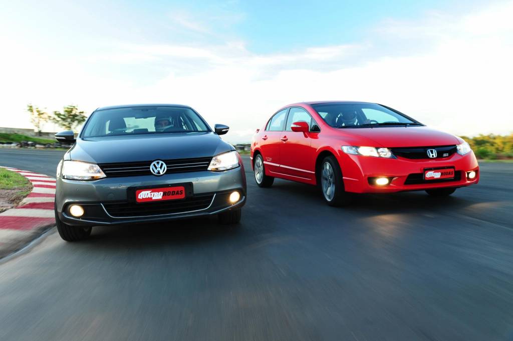 Jetta TSI, da Volkswagen e Civic SI da Honda, ambos modelos 2011 durante teste c Jetta TSI, da Volkswagen e Civic SI da Honda, ambos modelos 2011 durante teste c