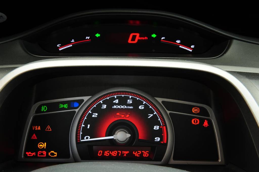 Mostradores do Civic SI modelo 2011 da Honda, durante teste comparativo da revis Mostradores do Civic SI modelo 2011 da Honda, durante teste comparativo da revis